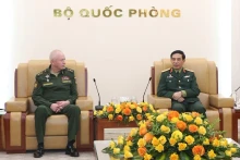 越南国防部长潘文江大将与俄罗斯国防部副部长亚历山大·瓦西里耶维奇·福明上将。（图片来源：越通社）