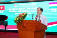 越南-匈牙利友好协会主席武黄灵在见面会上发表讲话。
