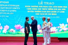 俄罗斯副总理德米特里·切尔尼申科向胡志明陵管理委员会代理主任颁发友谊勋章。