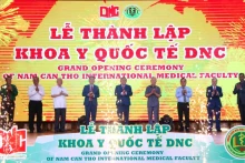 南芹苴大学举行仪式，宣布成立国际医学系的决定。