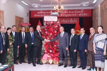 胡志明市市委常务副书记阮胡海与老挝驻胡志明市副总领事安菲·苏瓦纳盛和双方代表合影。（图片来源：越通社）