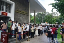 游客参观独立营。