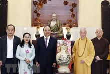 越南国家主席阮春福春节前走访慰问越南佛教协会法主。（图片来源：越通社）