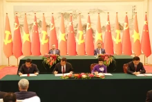 越共中央总书记、国家主席苏林和中共中央总书记、国家主席习近平共同出席合作文件签字仪式。（图片来源：越通社）