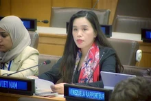 越南常驻联合国代表团副团长黎氏明钗公使衔参赞出席会议。（图片来源：越通社）