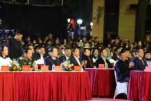 国会主席陈青敏出席“95周年·照亮前行之路的光辉”文艺演出。