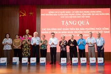 越共中央委员、《人民报》社总编辑、中央宣教部副部长、越南新闻工作者协会主席黎国明向河内市龙边郡福同坊的家境困难家庭赠送礼物。