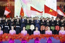 越南国家主席武文赏与印尼总统佐科·维多多和武生们合影。（图片来源：越通社）