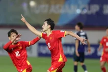 国家U17男子足球队球员参加训练活动。