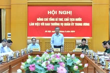 越共中央总书记、国家主席苏林、政府总理范明正等党和国家领导人及代表出席会议。