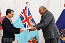 越南驻新西兰兼驻南太三岛国大使阮文忠向斐济共和国总统维利亚姆·卡托尼韦雷递交国书。（图片来源：越通社）