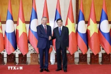 越南国家主席苏林与老挝人民革命党中央总书记、老挝国家主席通伦·西苏里。(图片来源:越通社)