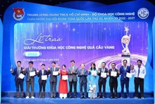 组委会向获奖者颁发奖状。（图片来源：越通社）