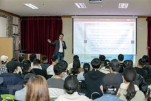 EPS办公室驻韩首席代表向在韩越南劳动者提供相关法律咨询信息。（图片来源：越通社）