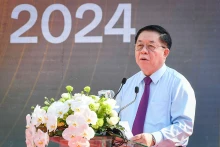 越共中央宣教部部长阮重义在会上发表讲话。