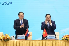 越老两国政府总理共同主持越老投资合作会议。（图片来源：VGP）