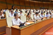 国会代表6月9日出席会议。