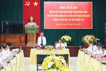 苏林总书记、国家主席与广治省委常委举行工作会议。（图片来源：越通社）