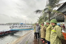 越南农业与农村发展部部长黎明欢视察了广宁省巡洲国际客运港。