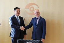 中央宣教部部长阮重义与全面禁止核试验条约组织筹备委员会执行秘书罗伯特•弗洛伊德合影。（图片来源：越通社）