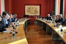 越南驻法大使丁全胜与法国科西嘉执行委员会常务委员、科西嘉发展署署长亚历山大·文西盖拉举行会谈。（图片来源：越通社）