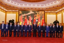 越南国家主席武文赏和中共中央总书记、中国国家主席习近平与双方代表合影。