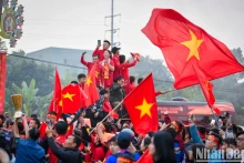 越南队与新加坡队第二回合比赛：数千名球迷为越南足球队加油【图】