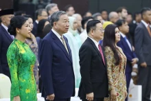 越共中央总书记苏林和夫人与东盟秘书长高金洪和夫人向东盟旗致敬。