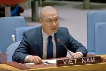 越南常驻联合国代表团临时代办阮黄原公使。