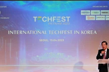 越南科学与技术部副部长陈文松发表讲话。（图片来源：越通社）