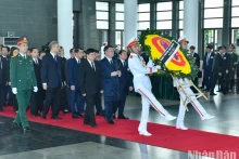 越共中央宣教部代表团吊唁越共中央总书记阮富仲逝世。