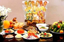 越南人都准备丰盛的祭品，供奉灶王爷并恭恭敬敬地送他上天。