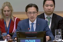越南外交部副部长杜雄越在关于加强海平面上升相关挑战的适应能力、融资能力和韧性的专题讨论会上发表讲话。（图片来源：越通社）