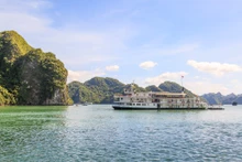 乘坐游艇体验一场别开生面的下龙湾之旅。