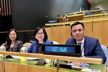 越南常驻联合国代表团团长邓黄江大使一行出席会议。（图片来源：越通社）