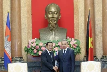 越南国家主席苏林在主席府会见柬埔寨人民党主席、柬埔寨参议院主席洪森。（图片来源：越通社）