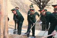 潘文江大将同其他代表参加种树活动。（图片来源：越通社）