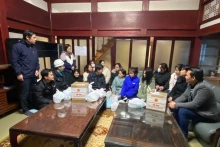 代表团慰问旅居日本石川县的越南实习生的情况。（图片来源：越通社