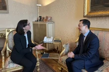 意大利热那亚市市长特蕾莎会见越南驻意大利大使杨海兴。（图片来源：越通社）