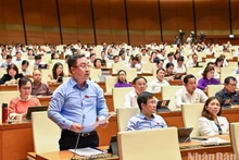 国会代表发表讲话。