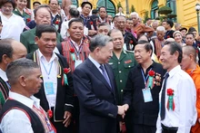 越南国家主席苏林会见边境海岛各民族乡贤代表。（图片来源：越通社）