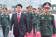 越南国家主席梁强同国防部举行会议【组图】