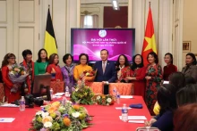 越南驻比利时大使阮文草同旅比越南妇女协会执行委员会成员合影。（图片来源：越通社）