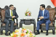 越南政府副总理陈红河会见澳大利亚国立大学能源与气候变化教授弗兰克·乔佐。