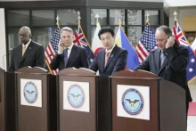 美国国防部长劳埃德·奥斯汀、澳大利亚国防部长理查德·马勒斯、日本防卫大臣木原稔和菲律宾国防部长吉尔伯托·特奥多罗于5月2日在檀香山举行的四方会谈后举行联合记者会。 （图片来源：日本时报）