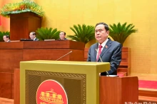 越南国会主席陈青敏致开幕词。