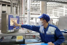 工人运行TH牛奶厂的现代技术系统，为减少温室气体排放做出贡献。