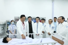 越南国家主席武文赏来到胡志明市第一儿童医院开展走访慰问活动。（图片来源：越通社）