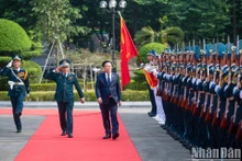 越南国会主席王廷惠与防控空军领导人。