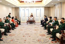 第四军区司令部工作代表团拜访老挝人民革命党中央委员会总书记、国家主席通伦•西苏里。(图片来源:人民军队报)